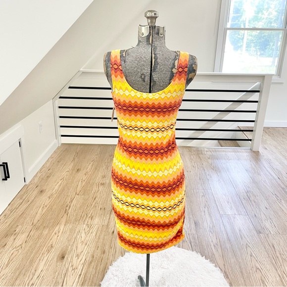 NWT M Orange, yellow and gold 70s print soft bodycon stretchy dress - Picture 5 of 6